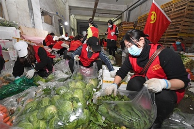 一夜成军 芜湖市102名志愿者连夜打包2.5万份防疫物资
